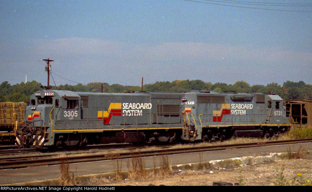 CSX 3305 & 6731 sit in the yard